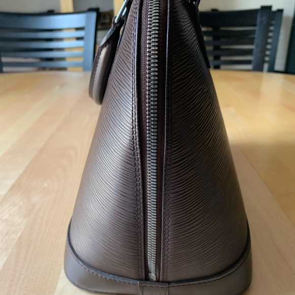 SALE! Auth LV Alma EPI brown handbag & wallet set! - Picture 3 of 16